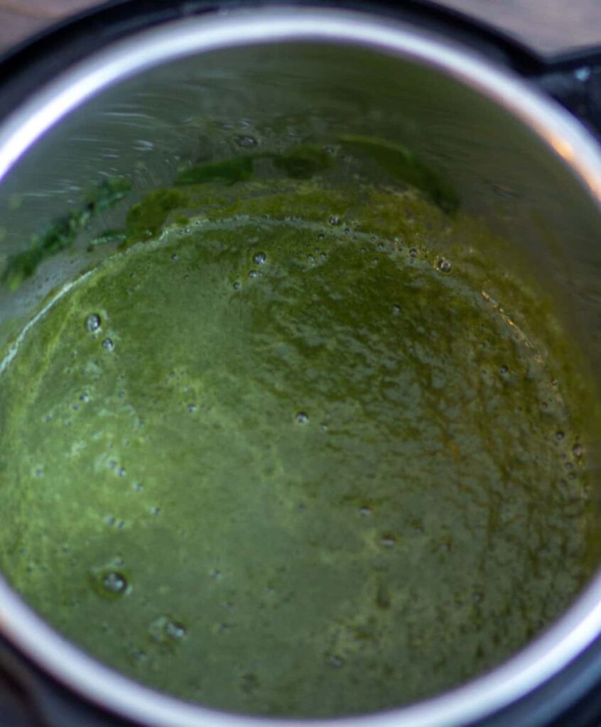 Puree the boiled spinach leaves